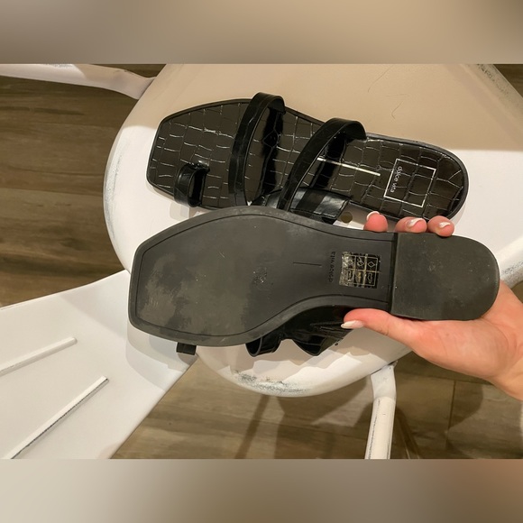 Dolce Vita Black Sandals - Picture 3 of 4
